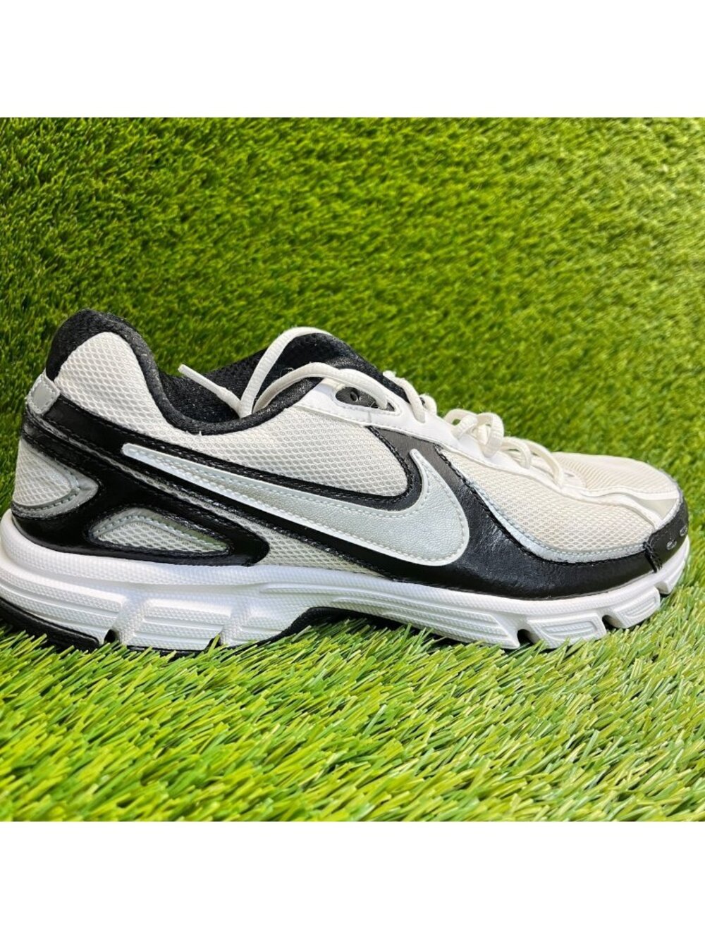 Nike Initiator Mens Size 11 White Black Athletic Running Walking Shoes Sneakers